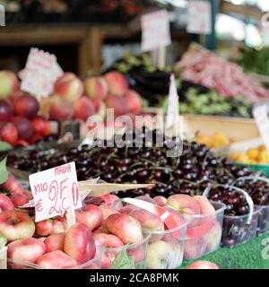 Frisches und biologisches Obst auf Bauernmarkt, Italien Stockfoto