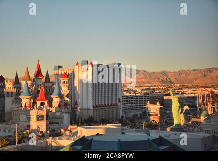 LAS VEGAS, USA - 18. MÄRZ 2018 : Excalibur Hotel & Casino und New York New York Hotel am Las Vegas Boulevard im Sonnenuntergang Licht. Stockfoto