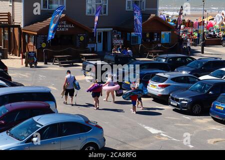 Camber, East Sussex, Großbritannien. August 2020, 05. Wetter in Großbritannien: In den kommenden Tagen werden die Temperaturen in Großbritannien steigen, und die Strandbesucher in Camber Sands in East Sussex genießen den goldenen Sand, da der Strand immer geschäftiger wird, während der Tag weitergeht. Mehr Strandbesucher gehen zum Sand. Foto: Paul Lawrenson-PAL Media/Alamy Live News Stockfoto