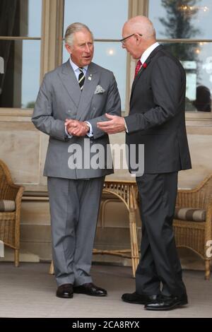 Prinz Charles spricht mit seiner Exzellenz General, dem ehrenwerten David Hurley AC DSC (Ret’d), Gouverneur von New South Wales im Regierungshaus Stockfoto