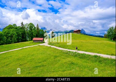 Blick vom Gipfel des Eckbauer auf die alpen in der Region Garmisch-Partenkirchen, in der Nähe der Zugspitze - schöne Landschaft in Bayern, G Stockfoto