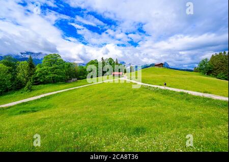 Blick vom Gipfel des Eckbauer auf die alpen in der Region Garmisch-Partenkirchen, in der Nähe der Zugspitze - schöne Landschaft in Bayern, G Stockfoto