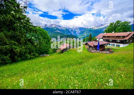 Blick vom Gipfel des Eckbauer auf die alpen in der Region Garmisch-Partenkirchen, in der Nähe der Zugspitze - schöne Landschaft in Bayern, G Stockfoto