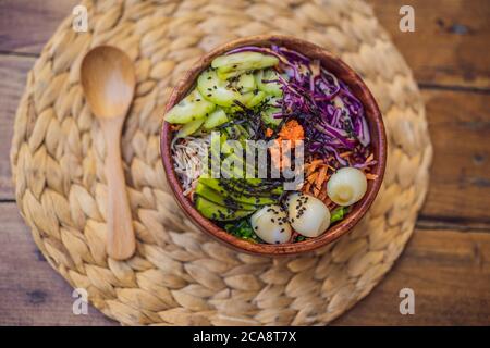 Poke Schüssel mit Garnelen, Mais, Avocado, Ingwer und Pilzen Stockfoto