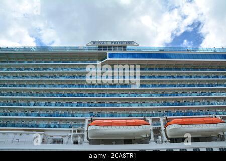 BONAIRE, KARIBIK - 27. MÄRZ 2017 : Schiff der Königlichen Prinzessin dockte im Hafen von Kralendijk an. Royal Princess wird von Princess Cruises Linie betrieben und hat eine Kappe Stockfoto