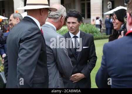 Prinz Charles mischt sich mit Gästen im Garten beim Empfang des Government House in Sydney, Australien, einschließlich Victor Dominello MP, New South Wale Stockfoto