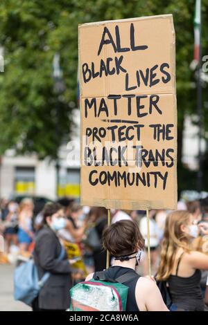 Rückansicht eines Protesters, der ein Schild während einer Demonstration von Black Lives Matter hält, Marble Arch, London, 2. August 2020 Stockfoto