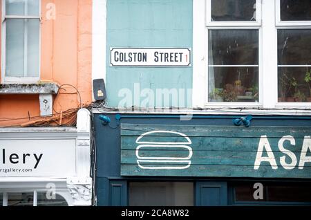 Colston Street Namensschild nach dem Sturz der Statue von Edward Colston in Bristol Juni 2020 Stockfoto