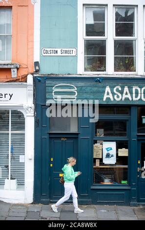 Colston Street Namensschild nach dem Sturz der Statue von Edward Colston in Bristol Juni 2020 Stockfoto