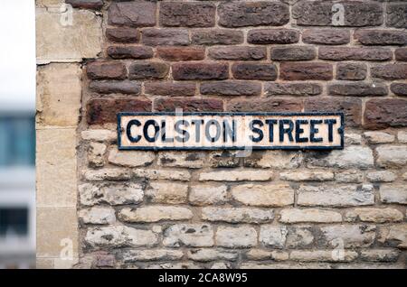 Colston Street Namensschild auf der Kapelle der drei Könige von Köln nach dem Sturz der Statue von Edward Colston in Bristol Juni 2020 Stockfoto