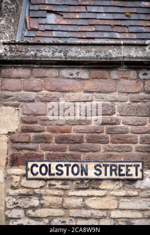 Colston Street Namensschild auf der Kapelle der drei Könige von Köln nach dem Sturz der Statue von Edward Colston in Bristol Juni 2020 Stockfoto