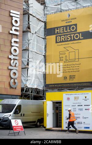 Die Colston Hall nach dem Sturz der Statue von Edward Colston in Bristol, 10. Juni 2020 kurz vor der Namensabnahme. Stockfoto