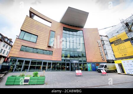 Die Colston Hall nach dem Sturz der Statue von Edward Colston in Bristol, 10. Juni 2020 kurz vor der Namensabnahme. Stockfoto