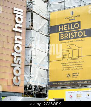 Die Colston Hall nach dem Sturz der Statue von Edward Colston in Bristol, 10. Juni 2020 kurz vor der Namensabnahme. Stockfoto