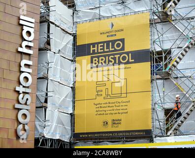 Die Colston Hall nach dem Sturz der Statue von Edward Colston in Bristol, 10. Juni 2020 kurz vor der Namensabnahme. Stockfoto