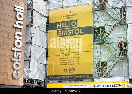 Die Colston Hall nach dem Sturz der Statue von Edward Colston in Bristol, 10. Juni 2020 kurz vor der Namensabnahme. Stockfoto