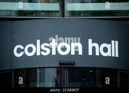 Die Colston Hall nach dem Sturz der Statue von Edward Colston in Bristol, 10. Juni 2020 kurz vor der Namensabnahme. Stockfoto