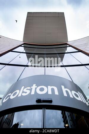 Die Colston Hall nach dem Sturz der Statue von Edward Colston in Bristol, 10. Juni 2020 kurz vor der Namensabnahme. Stockfoto