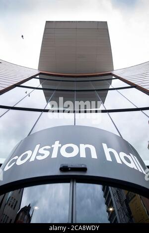 Die Colston Hall nach dem Sturz der Statue von Edward Colston in Bristol, 10. Juni 2020 kurz vor der Namensabnahme. Stockfoto