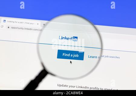 Ostersund, Schweden - 5. August 2020: LinkedIn-Website unter einer Lupe. LinkedIn ist eine geschäftsorientierte Social-Networking-Website. Stockfoto