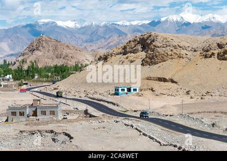 Ladakh, Indien - Leh-Manali Highway bei Stakna Dorf in Ladakh, Jammu und Kaschmir, Indien. Stockfoto