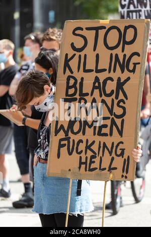 Ein Mädchen hält ein Schild und senkt ihren Kopf während einer Demonstration von Black Lives Matter, Marble Arch, London, 2. August 2020 Stockfoto