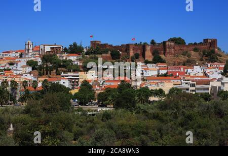 Portugal, Algarve Region, Panoramablick auf die mittelalterliche Stadt Silves - Antike Burg am Horizont. Stockfoto
