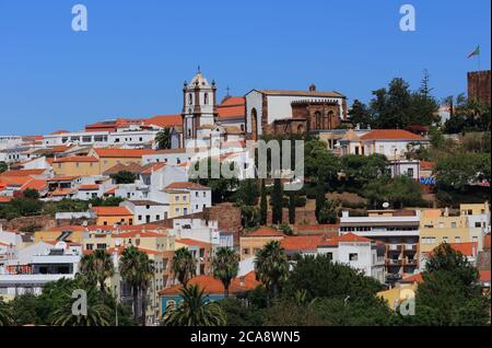 Portugal, Algarve Region, Panoramablick auf die mittelalterliche Stadt Silves - die Kathedrale am Horizont. Stockfoto