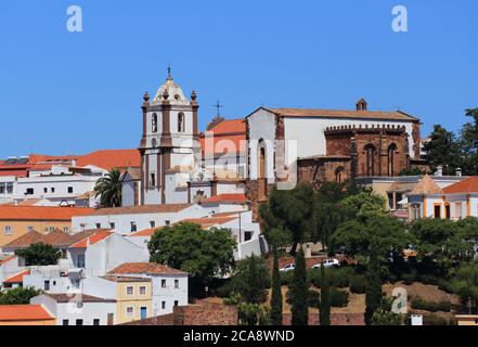 Portugal, Algarve Region, Panoramablick auf die mittelalterliche Stadt Silves - die Kathedrale am Horizont. Stockfoto