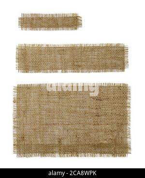Drei Quappen rechteckig und länglich Stücke isoliert auf weißem Hintergrund. Sacktuch-Patch in natürlicher Farbe mit abgerissenen Kanten. Raue Jute-Qualität. Stockfoto