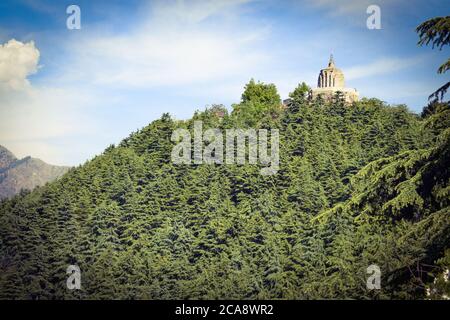 Tempel auf grünem Hügel. Die Leute beten am Tempel.Shankaracharya Tempel, Srinagar. Stockfoto