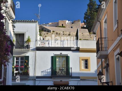 Ibiza, Spanien - 14. Juli 2017 : Architektur in der Altstadt von Eivissa auf der Insel Ibiza, Spanien. Mediterraner Stil. Stockfoto