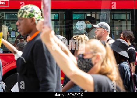 Passagiere in einem Bus schauen während einer Demonstration von Black Lives Matter, London, 2. August 2020 Stockfoto