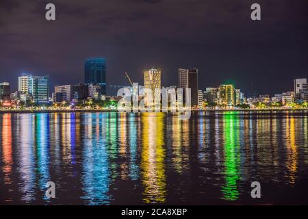 Nacht am Wasser von Da Nang, beleuchteter Baum mit Herzen. Dragon River Bridge über Han River, CAU Rong Rong Bridge in Da Nang, Vietnam Stockfoto