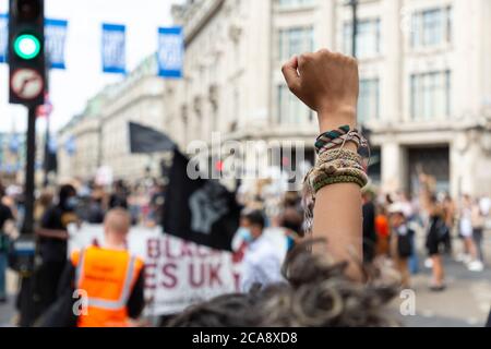 Nahaufnahme einer Protestierenden, die sich während einer Demonstration von Black Lives Matter mit der Faust geballt haben, Oxford Circus, London, 2. August 2020 Stockfoto