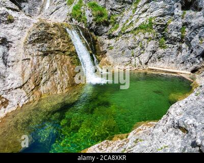 Natursteinbecken am Glasbach in Bayern Stockfoto