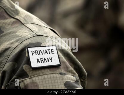 Inschrift Private Army auf Militäruniform. Inschrift Privatarmee auf Soldatenarm. Privates Militär Stockfoto