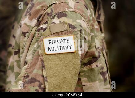 Inschrift Private Militär auf Soldatenarm. Private Armee Stockfoto