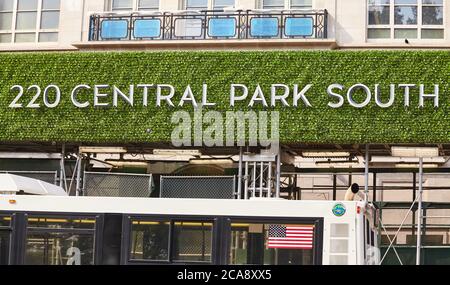 New York, USA - 01. Juli 2018: 220 Central Park South Schild an der Fassade eines Wohnhochhauses am Central Park South in Midtown Manhattan. Stockfoto