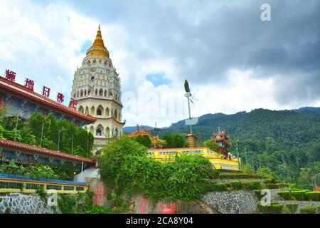 GEORGE STADT, PENANG, MALAYSIA - 29. SEPTEMBER 2015: KEK Lok Si Buddhistischer Tempel in Georgetown auf Penang Insel, Malaysia. Es ist das größte buddhistische Tem Stockfoto