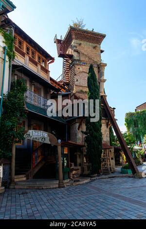 Fallender Uhrturm des Puppentheaters Rezo Gabriadze in der Altstadt von Tiflis, Georgien Stockfoto