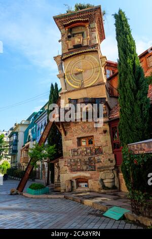 Fallender Uhrturm des Puppentheaters Rezo Gabriadze in der Altstadt von Tiflis, Georgien Stockfoto