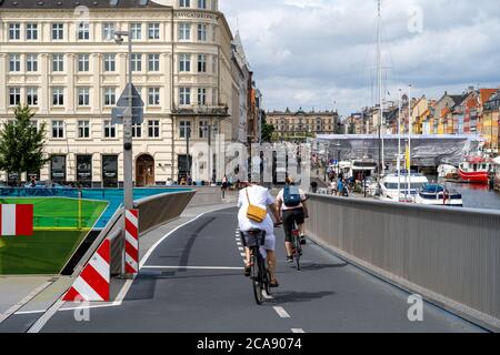 Kopenhagen, Dänemark - 2. August 2020: Die neue Brücke in Nyhavn oder New Harbour. Dies war einst ein raues Viertel für Segler, aber es ist jetzt in eine schicke Gegend mit Bars und Restaurants umgewandelt Stockfoto