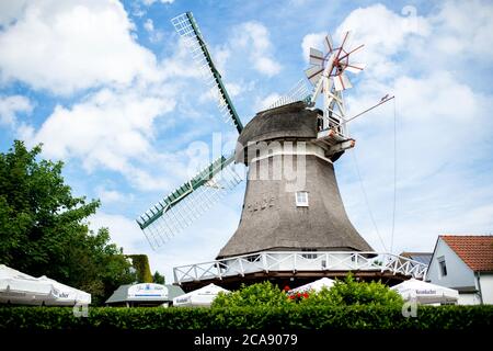 Norderney, Deutschland. Juli 2020. In der Marienstraße im Zentrum der Insel steht eine historische Windmühle. Quelle: Hauke-Christian Dittrich/dpa/Alamy Live News Stockfoto