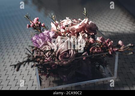 Hochzeit Ringe Nahaufnahme Foto in Hochzeitsbox mit Blumen Stockfoto
