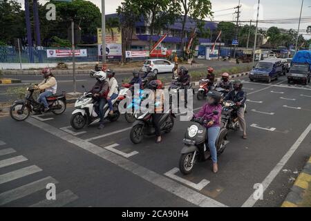 Malang, Ost-Java, Indonesien. August 2020. Lokale Behörde Motorrad stehen Gitter an der Ampel stoppen als Maß der physischen Distanzierung zur Kontrolle Covid-19 Coronavirus für die weitere Ausbreitung zu verhängen. (Bild: © Dicky BisinglasiZUMA Wire) Stockfoto