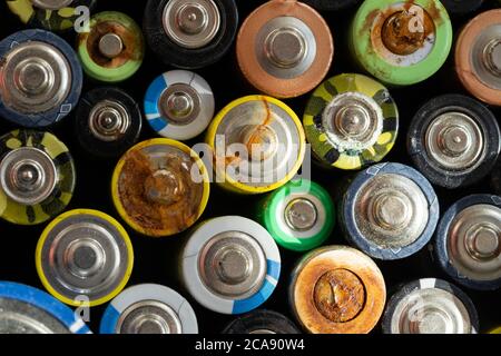 Nahaufnahme von positiven Enden entladener Batterien in verschiedenen Größen und Formaten, selektiver Fokus. Gebrauchte Batterie mit Korrosion und Rost. Gefährliche gar Stockfoto