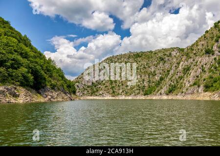 Uvac River Canyon schlängelt sich. Spezielles Naturschutzgebiet, beliebtes Touristenziel im Südwesten Serbiens. Stockfoto