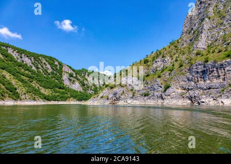 Uvac River Canyon schlängelt sich. Spezielles Naturschutzgebiet, beliebtes Touristenziel im Südwesten Serbiens. Stockfoto