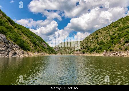 Uvac River Canyon schlängelt sich. Spezielles Naturschutzgebiet, beliebtes Touristenziel im Südwesten Serbiens. Stockfoto